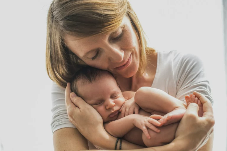 Une maman qui protège son enfant