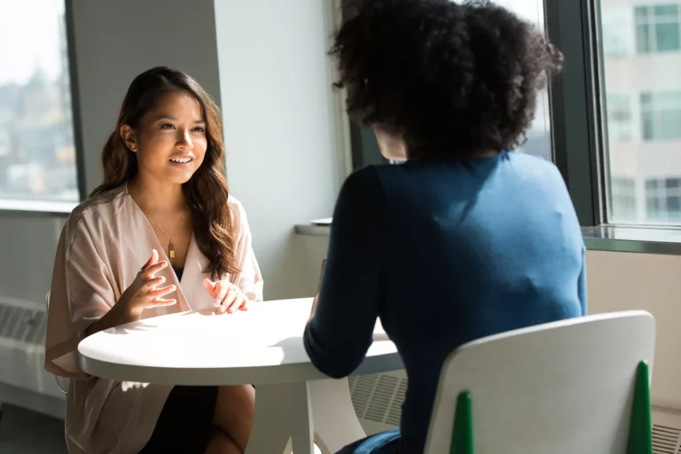 Un associé du cabinet qui est en rendez-vous avec un particulier ou un entrepreneur