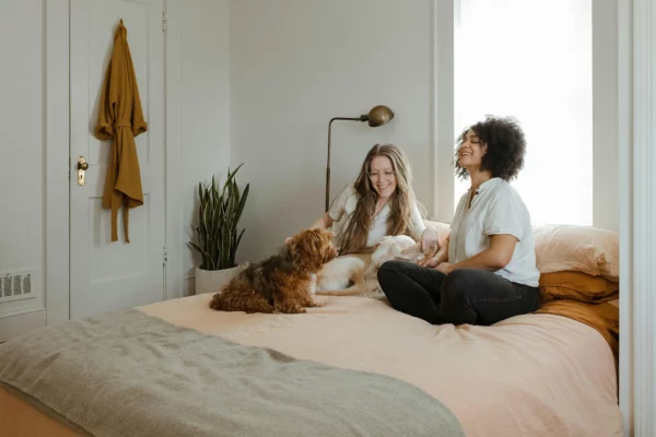 Un couple particulier qui est heureux dans leur logement